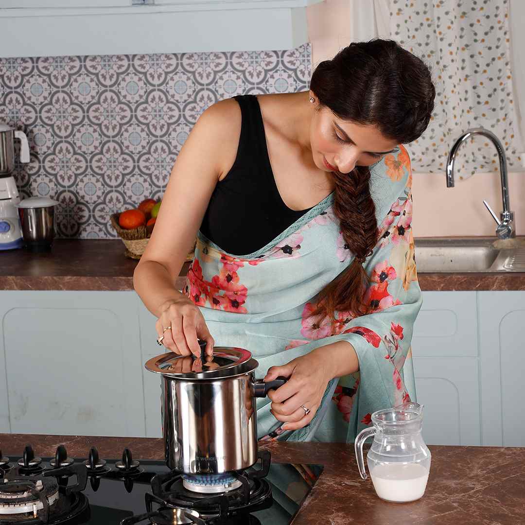 Bored of standing near your stove every morning waiting for milk to boil?  Now no more waiting! Get our Wonderchef Milk Pan home…